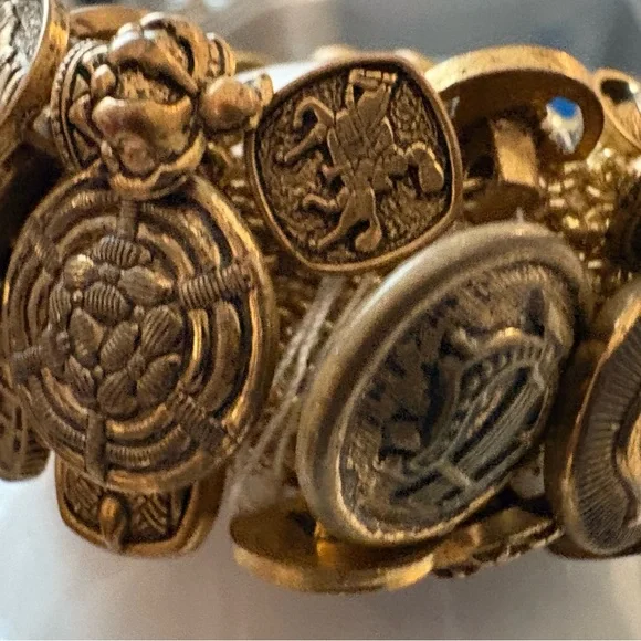 Vintage Bracelet*Stretch Goldtone Button Bracelet with Intricate Designs - Picture 5 of 8